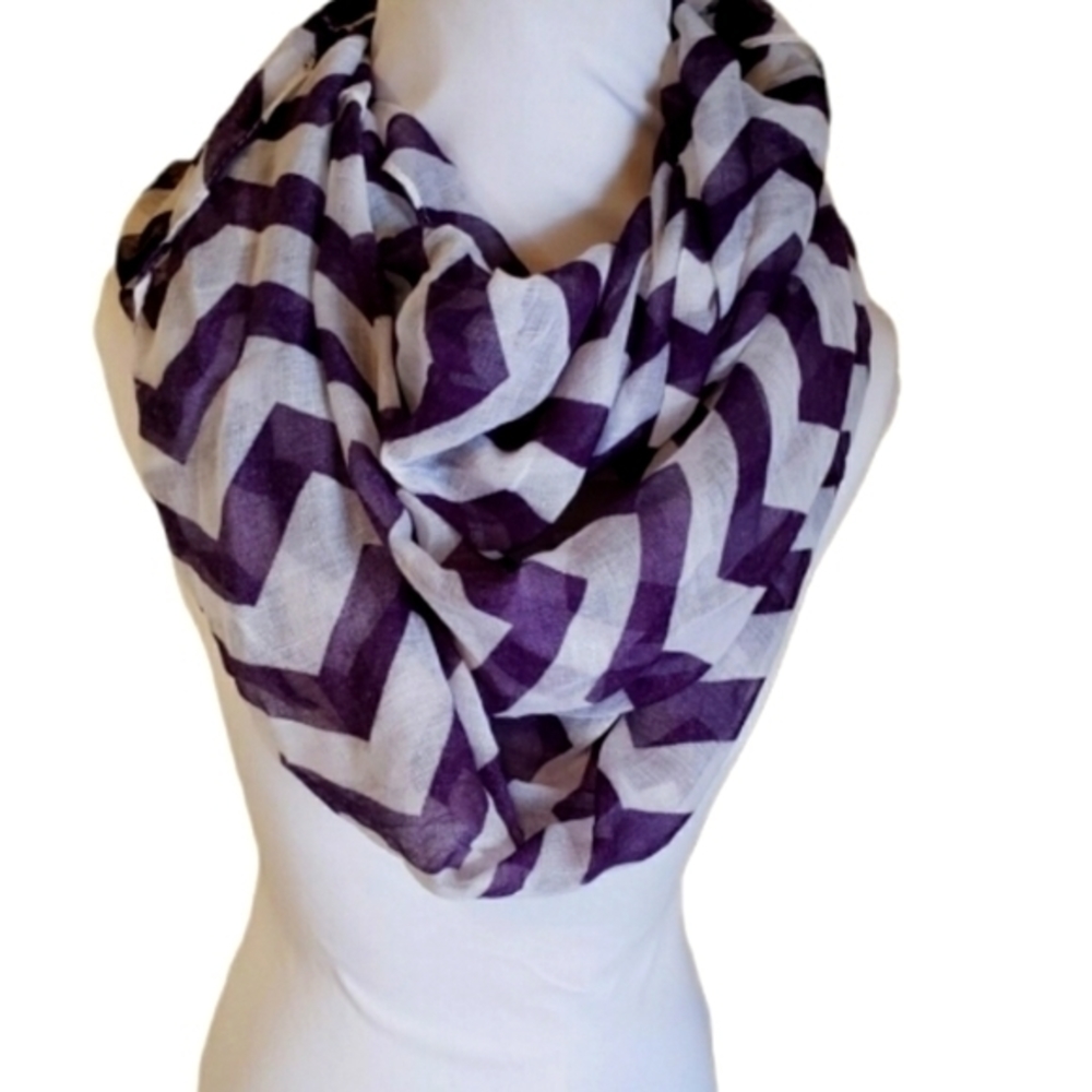 NWT TCU Scarf‎ Dark Purple White Chevron Infinity Scarf